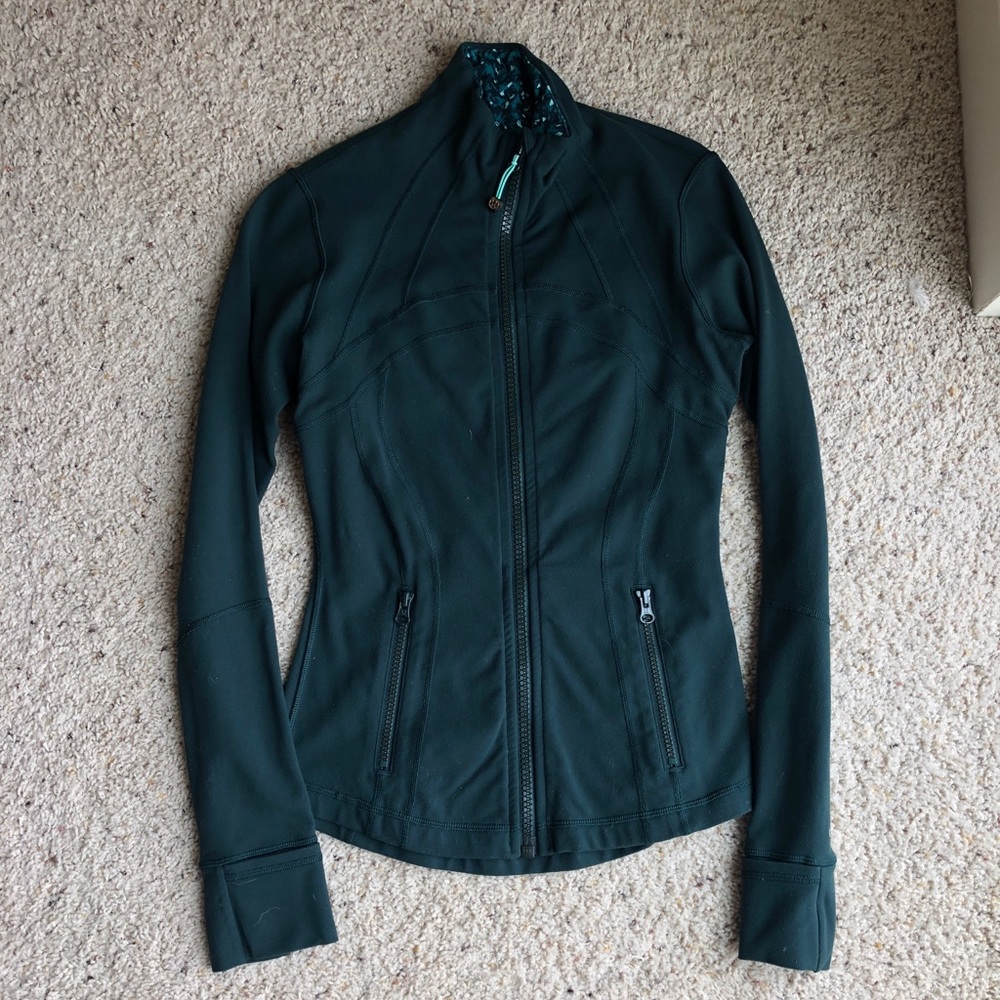 Define jacket with patterned collar